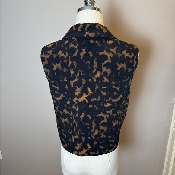 Theory Cropped Sleeveless Polo in Tortoiseshell Printed Crepe - Picture 3 of 6